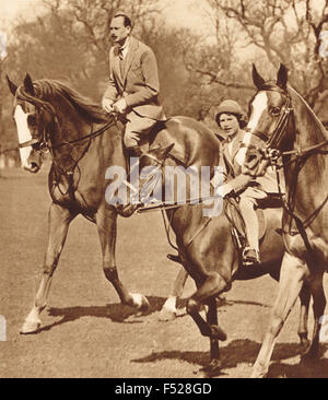 La princesse Elizabeth a l'équitation avec Duc d'Gloucster vers 1936 Banque D'Images