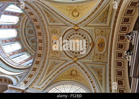 L'intérieur de la coupole et le plafond de la basilique d'Esztergom, Hongrie. Banque D'Images