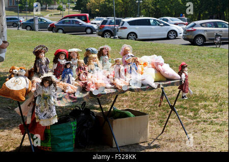 Poupées en costumes hongrois coloré en vente, la Hongrie. Banque D'Images