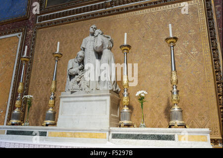 Statues religieuses à l'intérieur de la basilique d'Esztergom, Hongrie. Banque D'Images