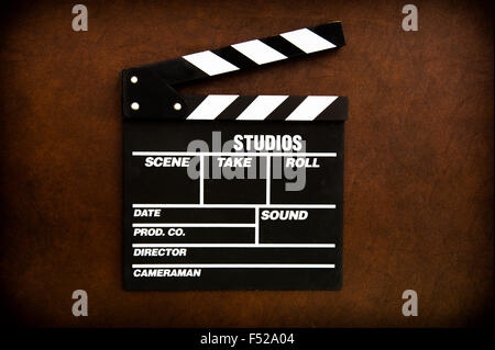 Black Movie clapper board sur table marron vintage, effet de couleur Banque D'Images