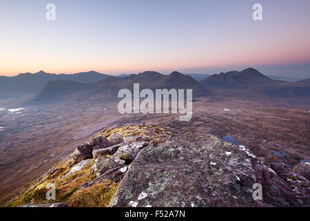 Les grands massifs montagneux de Liathach, Beinn Dearg et Beinn Alligin Torridon (Ecosse), à l'aube d'un matin glacial. Banque D'Images