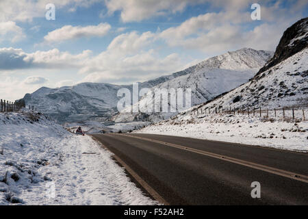 La Crimée A470 Pass road vers le bas dans Blaenau Ffestiniog en hiver Gwynedd North Wales UK Banque D'Images