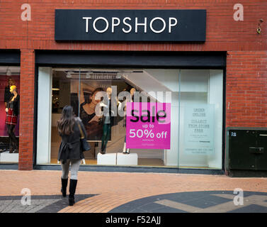 Affiche Shopper Outside Topshop sale 50 % de réduction, à Victoria Street, Blackpool, Lancashire, Royaume-Uni Banque D'Images