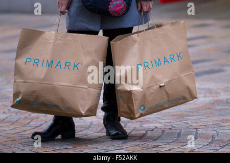 Sac de shopping avec Primark store sacs ; les achats au centre commercial Hound Hill, Banque Hé St, Blackpool FY1 4RY Banque D'Images