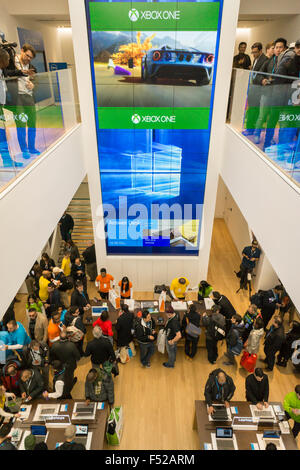 New York, USA. 26 octobre, 2015. La foule de shopping magasin phare de Microsoft sur la Cinquième Avenue à New York à l'ouverture, lundi, Octobre 26, 2015. Les visiteurs d'utilisation des ordinateurs portables, Surface Xboxes et autres produits de Microsoft et d'autres fabricants. C'est la 113e microsoft store , c'est plus gros à 22 000 pieds carrés et le seul des deux qui n'est pas situé dans un centre commercial. Crédit : Richard Levine/Alamy Live News Banque D'Images