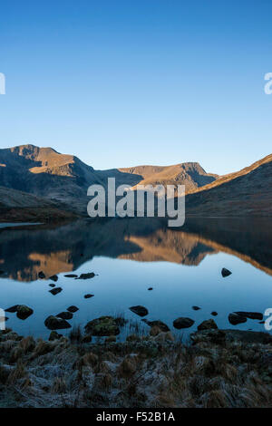 Llyn lac Ogwen avec Y Garn et Foel Goch reflète dans l'eau toujours au nord du Pays de Galles Snowdonia UK Banque D'Images