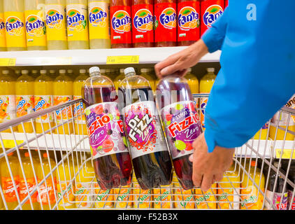 Fizzio et Dr, gazeuses boissons pétillantes Fizz en chariot dans un supermarché Tesco. UK Banque D'Images