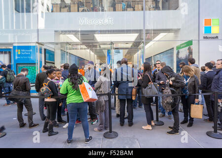 New York, USA. 26 octobre, 2015. Attendre les acheteurs d'entrer dans le magasin phare de Microsoft sur la Cinquième Avenue à New York à l'ouverture, lundi, Octobre 26, 2015. Les visiteurs d'utilisation des ordinateurs portables, Surface Xboxes et autres produits de Microsoft et d'autres fabricants. C'est la 113e microsoft store , c'est plus gros à 22 000 pieds carrés et le seul des deux qui n'est pas situé dans un centre commercial. Crédit : Richard Levine/Alamy Live News Banque D'Images