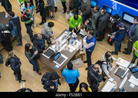 New York, USA. 26 octobre, 2015. La foule de shopping magasin phare de Microsoft sur la Cinquième Avenue à New York à l'ouverture, lundi, Octobre 26, 2015. Les visiteurs d'utilisation des ordinateurs portables, Surface Xboxes et autres produits de Microsoft et d'autres fabricants. C'est la 113e microsoft store , c'est plus gros à 22 000 pieds carrés et le seul des deux qui n'est pas situé dans un centre commercial. Crédit : Richard Levine/Alamy Live News Banque D'Images