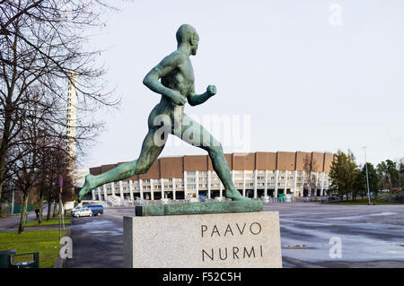 Helsinki, Finlande. Statue du légendaire coureur finlandais Paavo Nurmi à l'entrée du stade olympique Banque D'Images