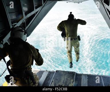 US Navy commandos de neutralisation des explosifs sauter de l'arrière d'un hélicoptère pendant les opérations de formation, le 29 septembre 2015 dans la mer d'Oman. Banque D'Images