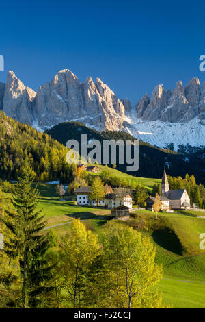 Après-midi d'automne sur le Val di Funes, Santa Maddelena et le Geisler-Spitzen, Dolomites, Trentin-Haut-Adige, Italie Banque D'Images