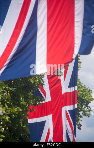 Drapeaux Union Jacks suspendue sur le Mall London England UK Banque D'Images