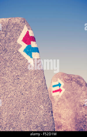 Signalisation aux couleurs rétro peints sur la roche, choix ou dilemme concept. Banque D'Images