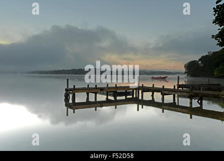 Une jetée se dresse sur le lac Ullswater à Howtown au lever du soleil dans le Parc National du Lake District, Cumbria, England, UK, FR. Banque D'Images