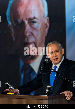 Jérusalem, Israël. 26 octobre, 2015. Le Premier ministre israélien Benjamin Netanyahu répond à une cérémonie commémorative de l'état de la fin du Premier Ministre israélien Yitzhak Rabin, qui a eu lieu sur le mont Herzel à Jérusalem, le 26 octobre, 2015. Jérusalem et Tel-Aviv, le lundi a marqué le 20e anniversaire de l'assassinat de l'ancien Premier Ministre israélien Yitzhak Rabin. Source : Xinhua/Alamy Live News Banque D'Images