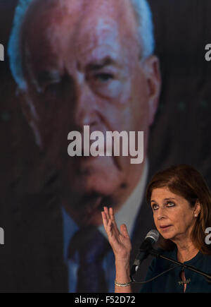 Jérusalem, Israël. 26 octobre, 2015. Dalia Rabin-Pelossof, fille de feu le Premier Ministre Yitzhak Rabin, traite d'une cérémonie commémorative de l'état d'Itzhak Rabin, qui a eu lieu sur le mont Herzel à Jérusalem, le 26 octobre, 2015. Jérusalem et Tel-Aviv, le lundi a marqué le 20e anniversaire de l'assassinat de l'ancien Premier Ministre israélien Yitzhak Rabin. Source : Xinhua/Alamy Live News Banque D'Images