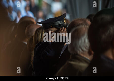 Jérusalem, Israël. 26 octobre, 2015. Un officier militaire rend hommage au cours d'une cérémonie commémorative de l'état de la fin du Premier Ministre israélien Yitzhak Rabin, qui a eu lieu sur le mont Herzel à Jérusalem, le 26 octobre, 2015. Jérusalem et Tel-Aviv, le lundi a marqué le 20e anniversaire de l'assassinat de l'ancien Premier Ministre israélien Yitzhak Rabin. Source : Xinhua/Alamy Live News Banque D'Images