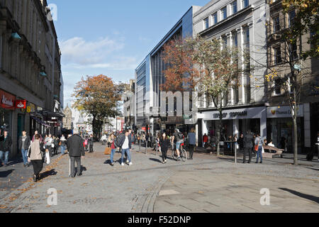 Personnes marchant le long de Fargate dans le centre-ville de Sheffield, Angleterre Banque D'Images