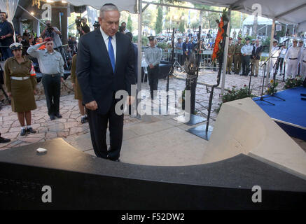 Jérusalem, Israël. 26 octobre, 2015. Le Premier ministre israélien Benjamin Netanyahu pleure devant la tombe de feu le Premier Ministre israélien Yitzhak Rabin lors d'une cérémonie commémorative de l'état d'Itzhak Rabin, qui a eu lieu sur le mont Herzel à Jérusalem, le 26 octobre, 2015. Jérusalem et Tel-Aviv, le lundi a marqué le 20e anniversaire de l'assassinat de l'ancien Premier Ministre israélien Yitzhak Rabin. Source : Xinhua/Alamy Live News Banque D'Images