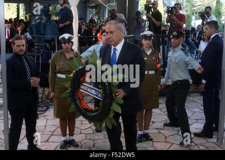 Jérusalem, Israël. 26 octobre, 2015. Le Premier ministre israélien Benjamin Netanyahu présente une couronne lors d'une cérémonie commémorative de l'état de la fin du Premier Ministre israélien Yitzhak Rabin, qui a eu lieu sur le mont Herzel à Jérusalem, le 26 octobre, 2015. Jérusalem et Tel-Aviv, le lundi a marqué le 20e anniversaire de l'assassinat de l'ancien Premier Ministre israélien Yitzhak Rabin. Yitzhak Rabin a été assassiné après avoir assisté à une manifestation massive pour la paix à Tel Aviv, dans la soirée du 4 novembre 1995 Credit : Xinhua/Alamy Live News Banque D'Images