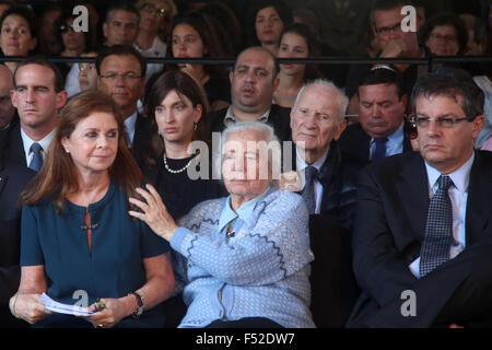 Jérusalem, Israël. 26 octobre, 2015. La famille de feu le Premier Ministre israélien, Yitzhak Rabin, sa fille Dalia Rabin-Pelossof (L), sa sœur Rachel (C) et son fils Yuval (R) assister à une cérémonie commémorative de l'état d'Itzhak Rabin, qui a eu lieu sur le mont Herzel à Jérusalem, le 26 octobre, 2015. Jérusalem et Tel-Aviv, le lundi a marqué le 20e anniversaire de l'assassinat de l'ancien Premier Ministre israélien Yitzhak Rabin. Source : Xinhua/Alamy Live News Banque D'Images