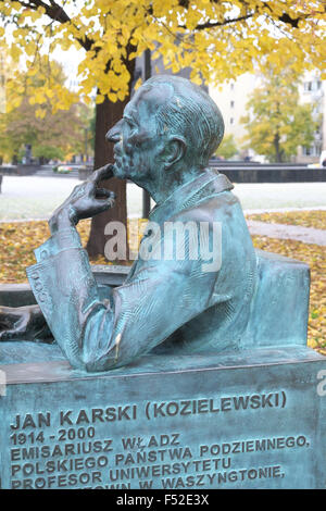 Pologne Varsovie statue de Jan Karski Jan Kozielewski ( naissance ) Polish secret agent et de courrier pendant la Seconde Guerre mondiale dans le quartier du Ghetto de Varsovie Banque D'Images