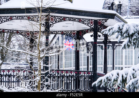 Neige de l'hiver sur le kiosque à Buxton's Pavilion Gardens, Derbyshire Banque D'Images