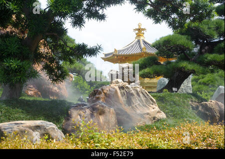 Humidificateurs (messieurs) dans un jardin de rocaille avec golden pagoda, le pavillon de la perfection absolue, Nan Lian Garden, Kowloon Banque D'Images