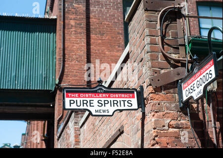 Les plaques de rue à Gooderham and Worts, autrefois la plus grande distillerie au Canada, Distillery District, Toronto , Ontario, Canada Banque D'Images