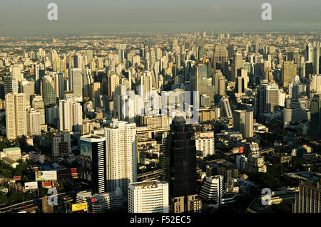 Paysage urbain de Bangkok à partir de la tour Baiyoke II (le plus haut bâtiment de la ville) au coucher du soleil, la Thaïlande Banque D'Images