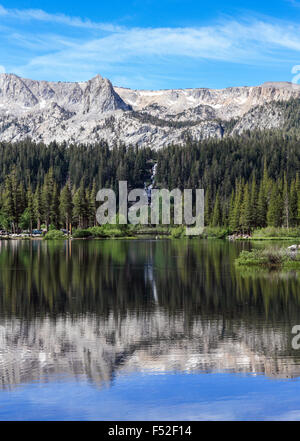 La réflexion à Twin Lakes dans le bassin Mammoth Lakes Banque D'Images