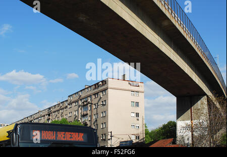 Pont de chemin de fer et les bus locaux dans la ville de Belgrade Banque D'Images