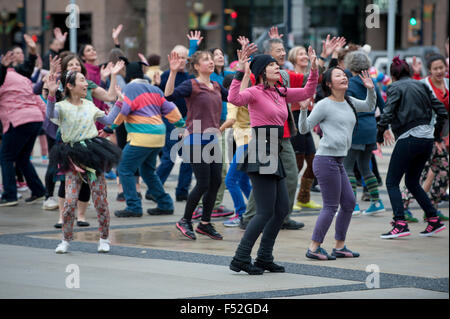 Beaucoup de gens la danse dans le Queen Elizabeth Theatre square dans le centre-ville de Vancouver (C.-B.) Banque D'Images
