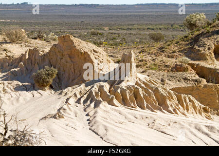 Australian Outback paysage avec le sol érodé sur la Grande Muraille de Chine et de vastes plaines / Dry Lake Mungo au Parc National en EN IN Banque D'Images