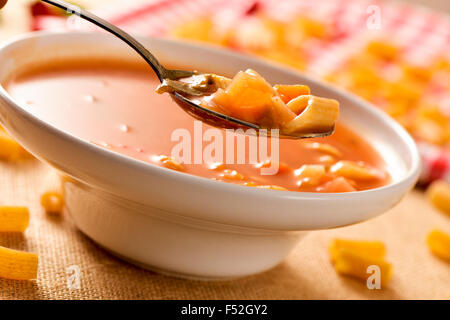 Libre d'un bol avec un minestrone, soupe italienne typique, avec les légumes et les pâtes, sur un tableau statistique Banque D'Images