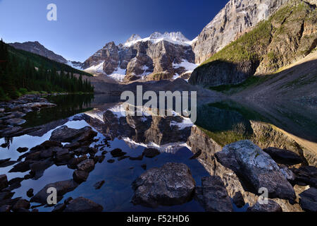 Matin de la Consolation Lake, Banff National Park, Alberta, Canada Banque D'Images