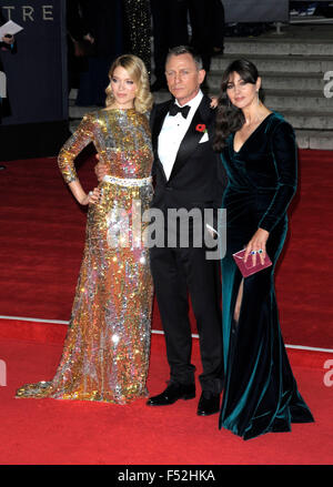 Londres, Royaume-Uni. 26 octobre, 2015. Lea Seydoux, Daniel Craig, et Monica Bellucci participant à la Royal Film Performance à la première mondiale de spectre au Royal Albert Hall de Londres le 26 octobre 2015 Crédit : © Peter Phillips/Alamy Live News Banque D'Images