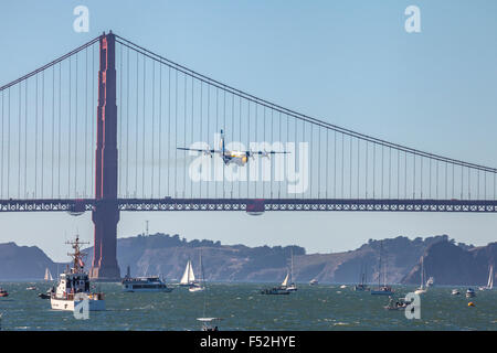 US Marine Corps C-130T Hercules surnommée Fat Albert survolant le Golden Gate Bridge, San Francisco, California, USA Banque D'Images