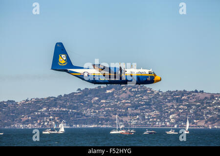 US Marine Corps C-130T Hercules surnommée Fat Albert voler au-dessus de la baie de San Francisco, la Fleet Week 2015, San Francisco, Californie Banque D'Images