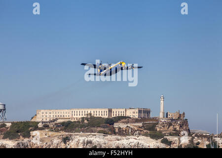 US Marine Corps C-130T Hercules surnommée Fat Albert survolant Alcatraz durant la Fleet Week 2015, San Francisco, California, USA Banque D'Images