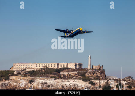 US Marine Corps C-130T Hercules surnommée Fat Albert survolant Alcatraz durant la Fleet Week 2015, San Francisco, California, USA Banque D'Images