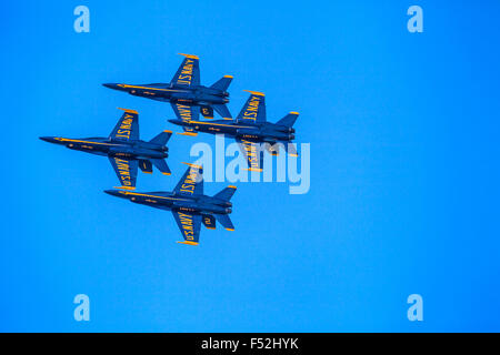 Blue Angel F/A-18 Hornet de la scène de la formation en vol des avions, San Francisco, California, USA Banque D'Images