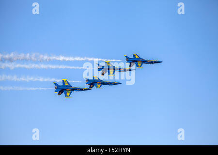 Blue Angel F/A-18 Hornet de la scène de la formation en vol des avions, San Francisco, California, USA Banque D'Images