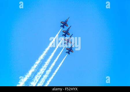 Blue Angel F/A-18 Hornet de la scène de la formation en vol des avions, San Francisco, California, USA Banque D'Images