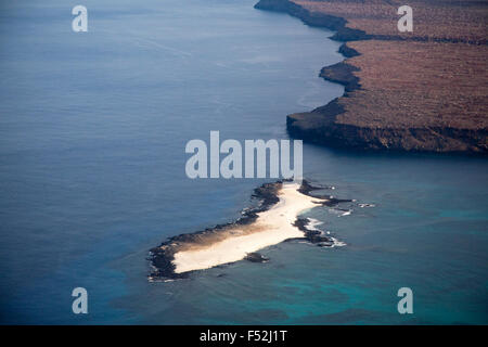 Vue aérienne de l'îlot de Mosquera et d'une partie de l'île de Baltra dans les îles Galapagos, Équateur. Les deux ont été créés par soulèvement géologique de lave sous-marine Banque D'Images