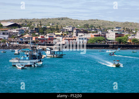 Le port de Puerto Baquerizo Moreno, la capitale et le centre administratif des îles Galápagos Banque D'Images