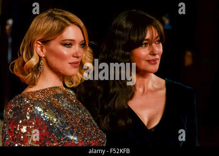 Londres, Royaume-Uni. 26Th Oct, 2015. Lea Seydoux & Monica Bellucci arrive sur le tapis rouge pour l'ESRP la Royal Film Performance 2015 : la première mondiale de spectre le 26/10/2015 au Royal Albert Hall, Londres. Credit : Julie Edwards/Alamy Live News Banque D'Images