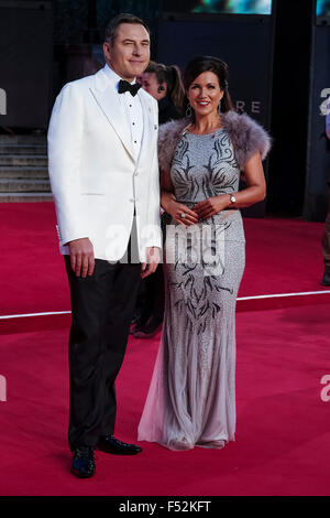 Londres, Royaume-Uni. 26Th Oct, 2015. David Walliams & Suzanna Reid arrive sur le tapis rouge pour l'ESRP la Royal Film Performance 2015 : la première mondiale de spectre le 26/10/2015 au Royal Albert Hall, Londres. Credit : Julie Edwards/Alamy Live News Banque D'Images